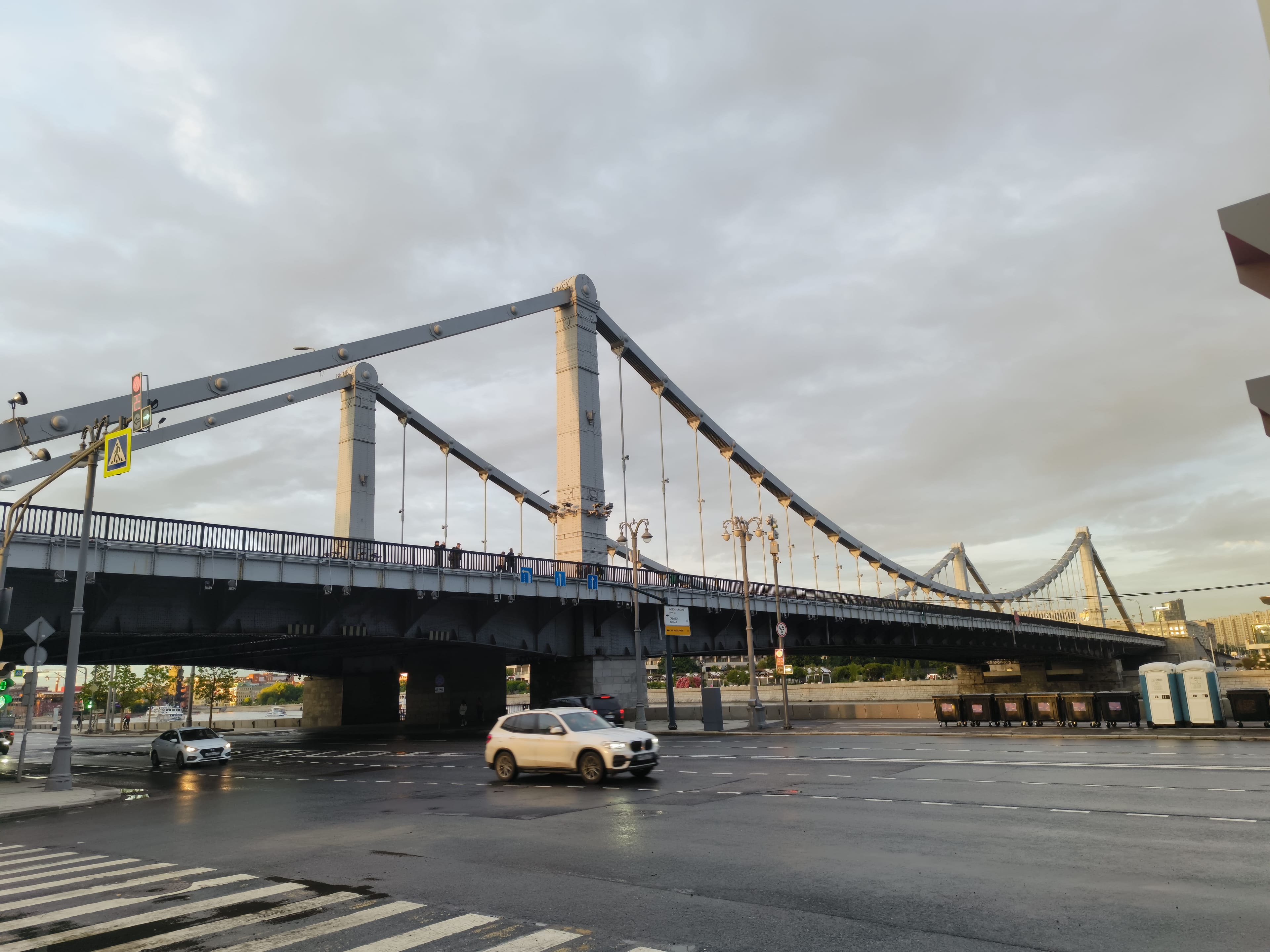 Photo from Moscow: suspension bridge.